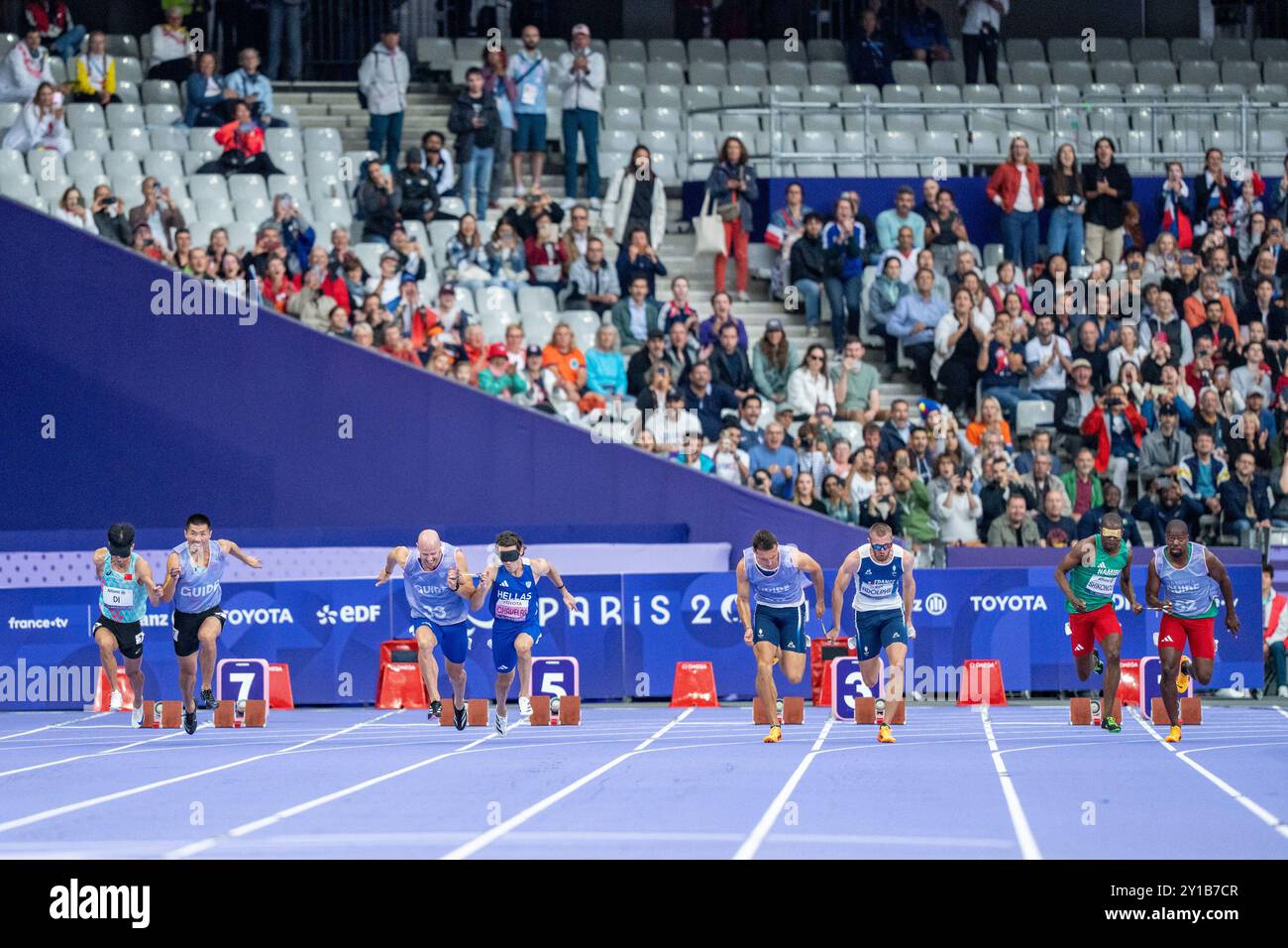 Paris, Frankreich. September 2024. Athleten und ihre Guides treten beim 100 m langen T11-Finale von Para Athletics bei den Paralympischen Spielen 2024 in Paris, Frankreich, am 5. September 2024 an. Quelle: Huang Wei/Xinhua/Alamy Live News Stockfoto