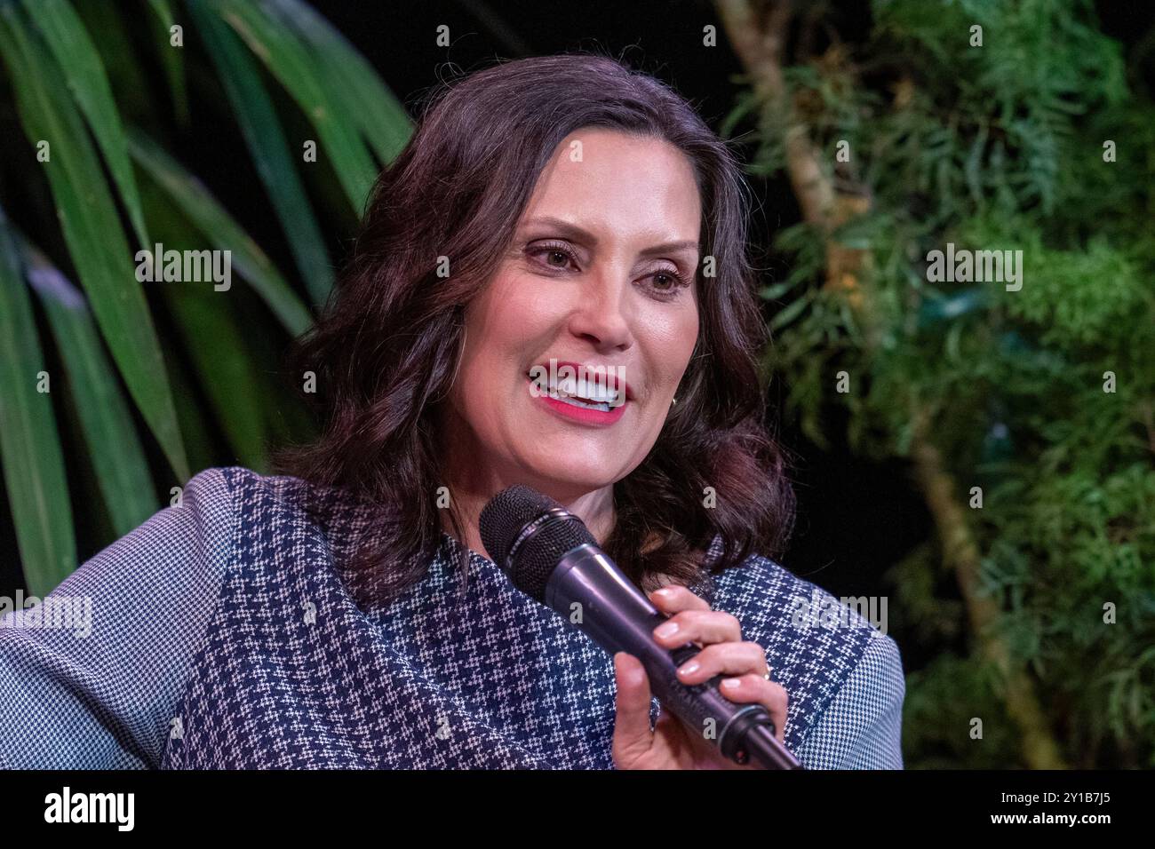 Austin Texas USA, 5. September 2024: GRETCHEN WHITMER, Gouverneur von Michigan, hält eine Festrede an ein voll bepacktes Haus im Austin's Paramount Theater, um das Texas Tribune Festival 2024 zu eröffnen. Der Interviewer Evan Smith fragte Whitmer nach ihrer Wahlvorhersage in ihrem Schlüsselswing-Zustand und wie sie mit der Spaltung ihrer Wahlkreise umgeht. Quelle: Bob Daemmrich/Alamy Live News Stockfoto