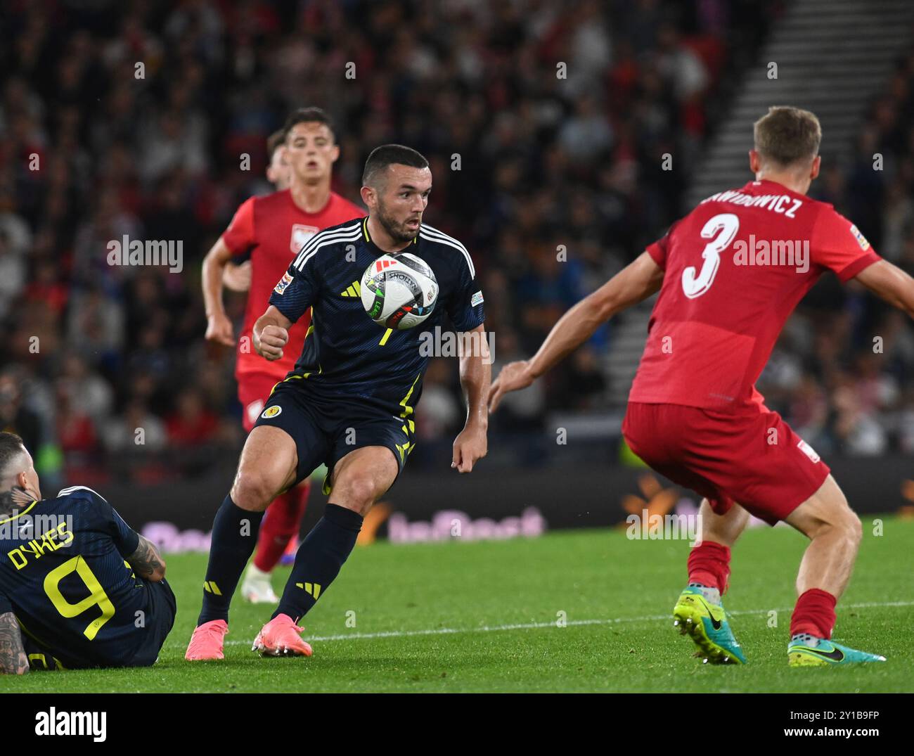 . Schottland gegen Polen UEFA Nations League: Liga A, Gruppe 1 Donnerstag, 5. September 2024 Hampden Park, Glasgow. Schottland . Großbritannien John McGinn aus Schottland mit Pawel Dawidowicz aus Polen Credit: eric mccowat/Alamy Live News Stockfoto