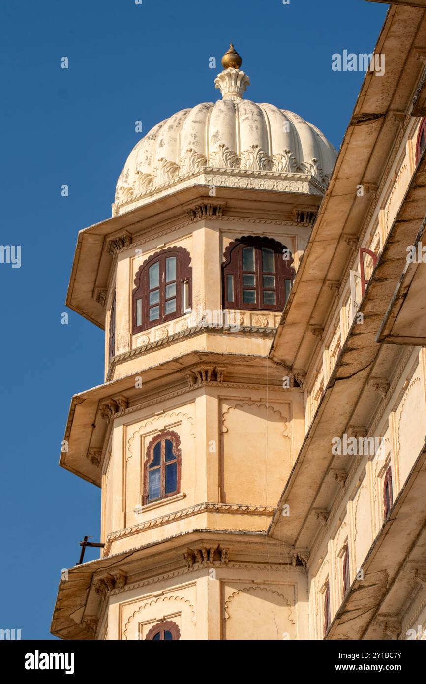 Ein Bild eines Gebäudes im Palast von Udaipur, das die wunderschöne Architektur zeigt, die einzigartig für Rajasthan ist Stockfoto