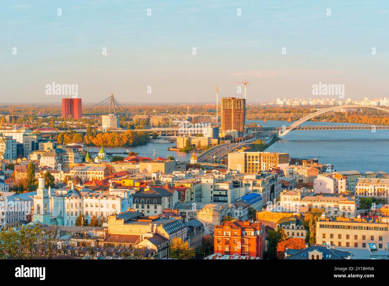 Kiew, Ukraine - 14. Oktober 2023: Überblick über den Bezirk Podil in Kiew mit Blick auf moderne Entwicklungen und den Flussrand im Herbst. Stockfoto