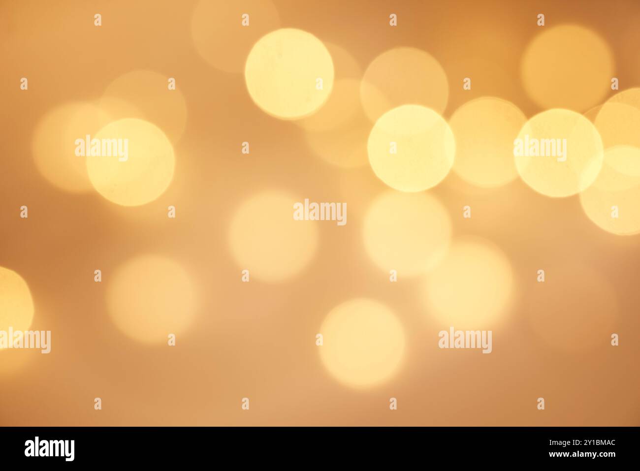 Gold, Glitzer und Licht mit Bokeh auf dem Hintergrund für Konfetti-Glanz, Kreativität und Feiern. Magie, Glühen und Tapete mit einem Muster von Glanz für Stockfoto