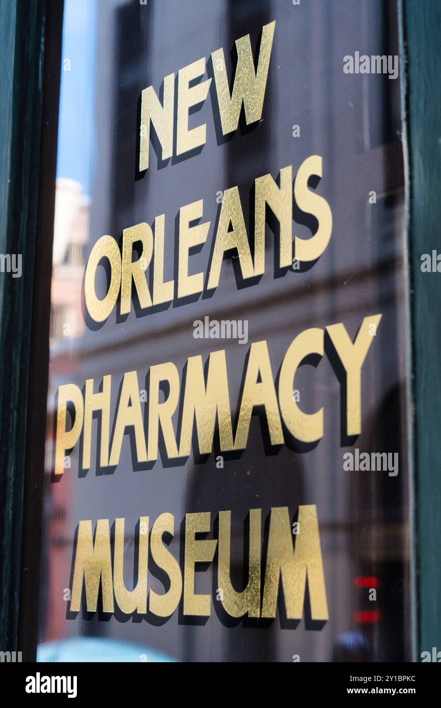 Nahaufnahme des Fensters im New Orleans Pharmacy Museum im French Quarter Stockfoto