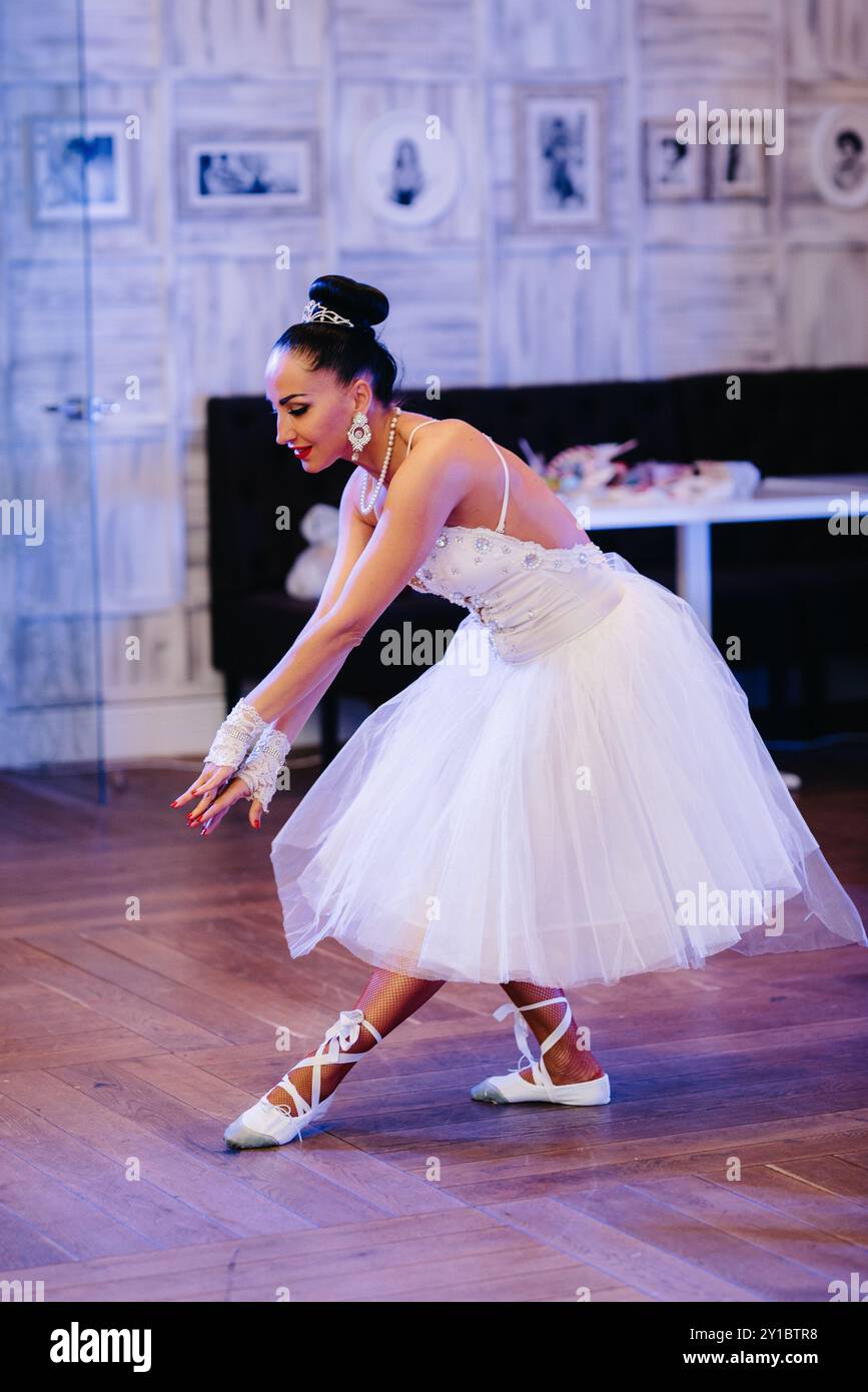 Aufführung eines Ballettvorspiels einer Tanzgruppe von Schauspielern in leuchtenden Kostümen Stockfoto