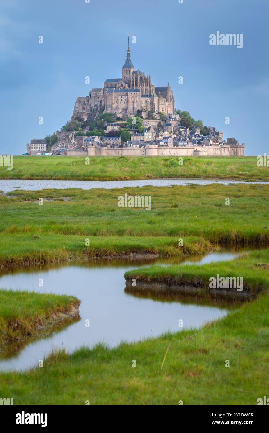 Blick auf Le Mont Saint Michel bei Sonnenaufgang. Normandie, Manche, Avranches, Pontorson, Frankreich, Westeuropa. Stockfoto