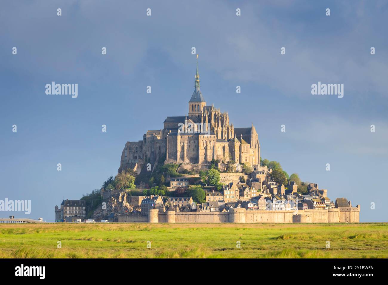 Blick auf Le Mont Saint Michel bei Sonnenaufgang. Normandie, Manche, Avranches, Pontorson, Frankreich, Westeuropa. Stockfoto