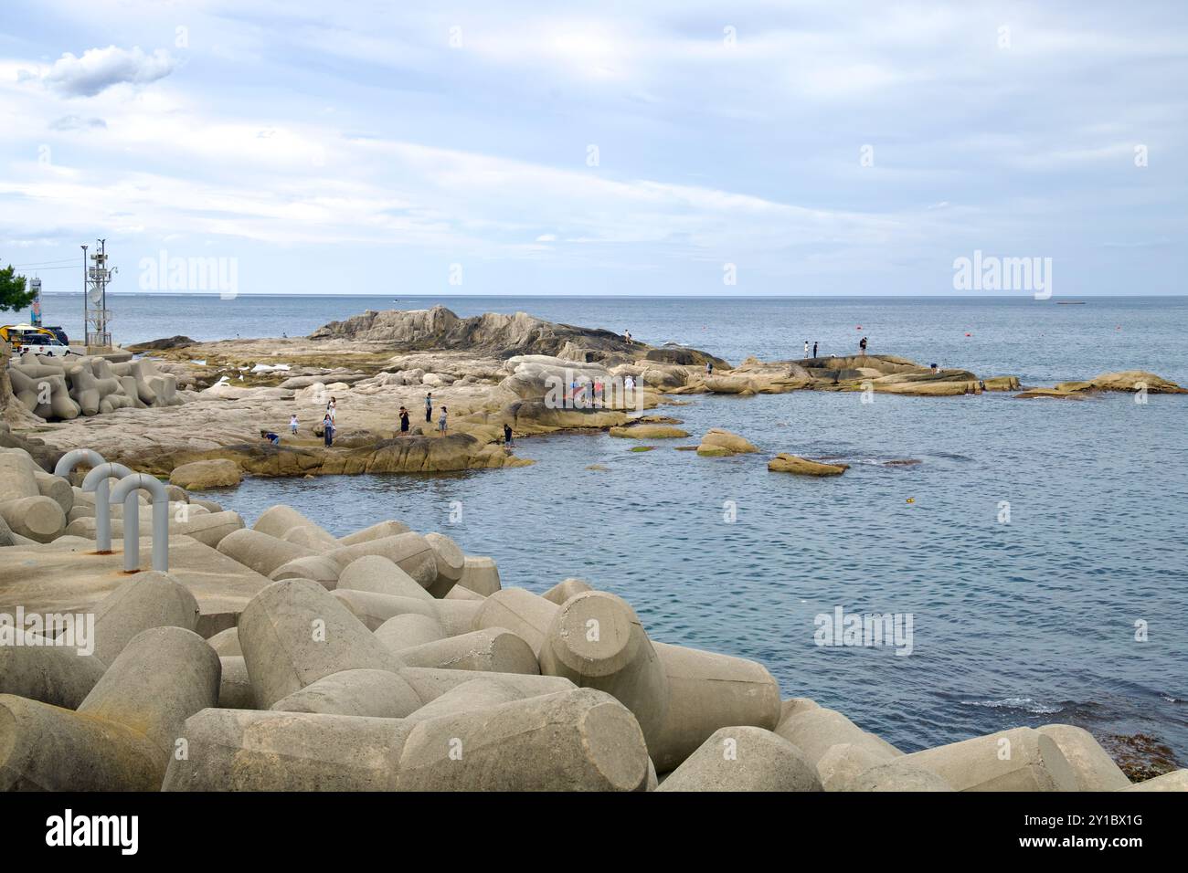 Sokcho, Südkorea - 28. Juli 2024: Ein Blick nach Norden vom Yeonggeum Sunrise Pavilion aus zeigt schroffe Felsformationen und Tetrapoden entlang des Th Stockfoto