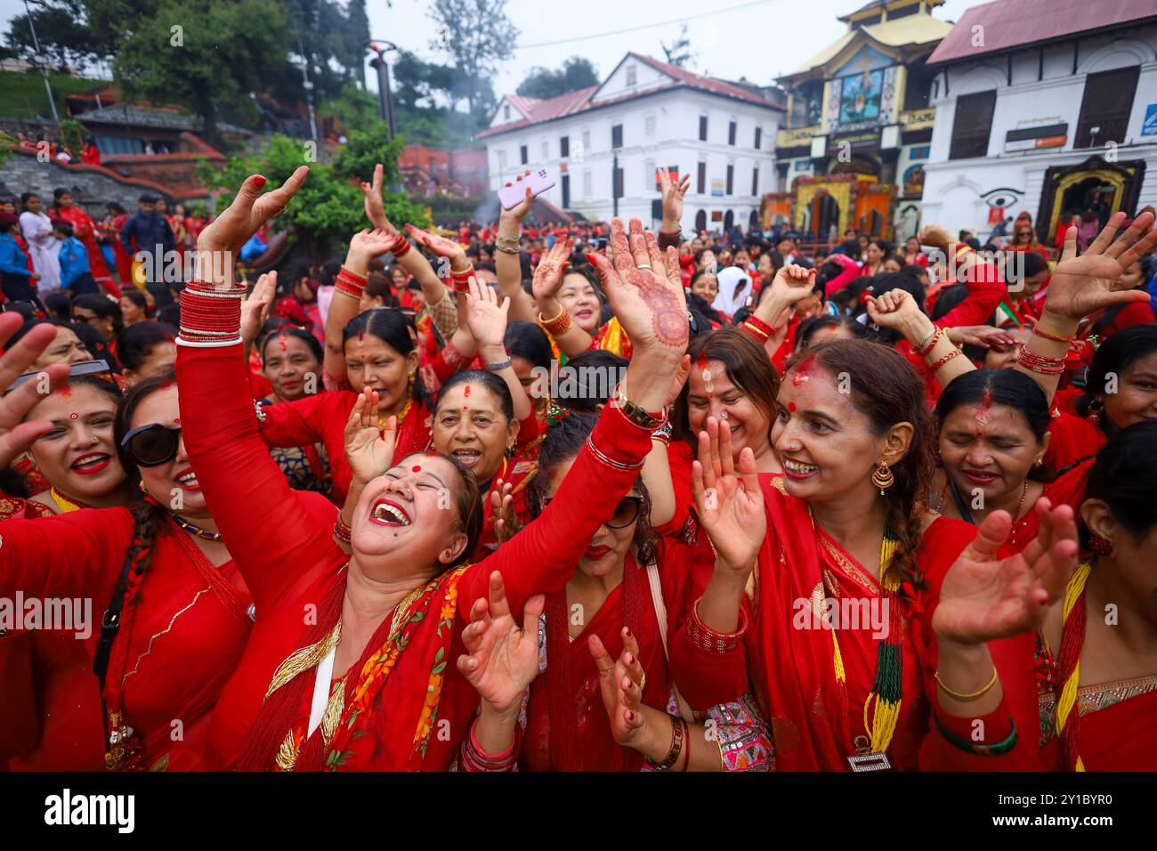 Am 6. September 2024 tanzen fastende nepalesische Hindu-Frauen in den Räumlichkeiten des Pashupatinath-Tempels in Kathmandu, Nepal, anlässlich des Teej-Festes. Nach der Tradition beobachten Frauen an diesem dritten Tag der dunklen Hälfte des Mondmonats, der in den nepalesischen Monat Bhadra fällt, Fasten und wünschen sich ein wohlhabendes Leben während der Beobachtung des Festivals. Laut der „Skanda Puran“ (eine religiöse Schrift der Hindus) erhält dieses Festival den Namen „Haritalika Teej“, da es an diesem Tag in der „Satya Yug“ (goldene Epoche der Wahrheit) ist, dass die Tochter des Himalaya, Parvati, von ihren Mägden versteckt wird Stockfoto