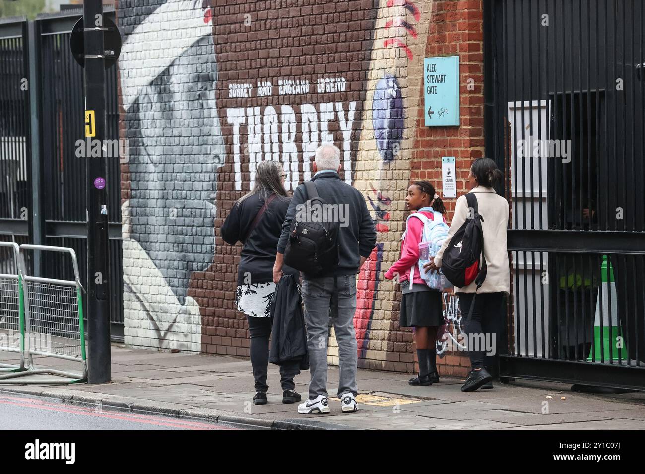 London, Großbritannien. September 2024. Graham Thorpe Wandgemälde an der Wand vor dem Kia Oval während des 3. Rothesay Test Match Day One England gegen Sri Lanka im Kia Oval, London, Vereinigtes Königreich, 6. September 2024 (Foto: Mark Cosgrove/News Images) in London, Vereinigtes Königreich am 6. September 2024. (Foto: Mark Cosgrove/News Images/SIPA USA) Credit: SIPA USA/Alamy Live News Stockfoto