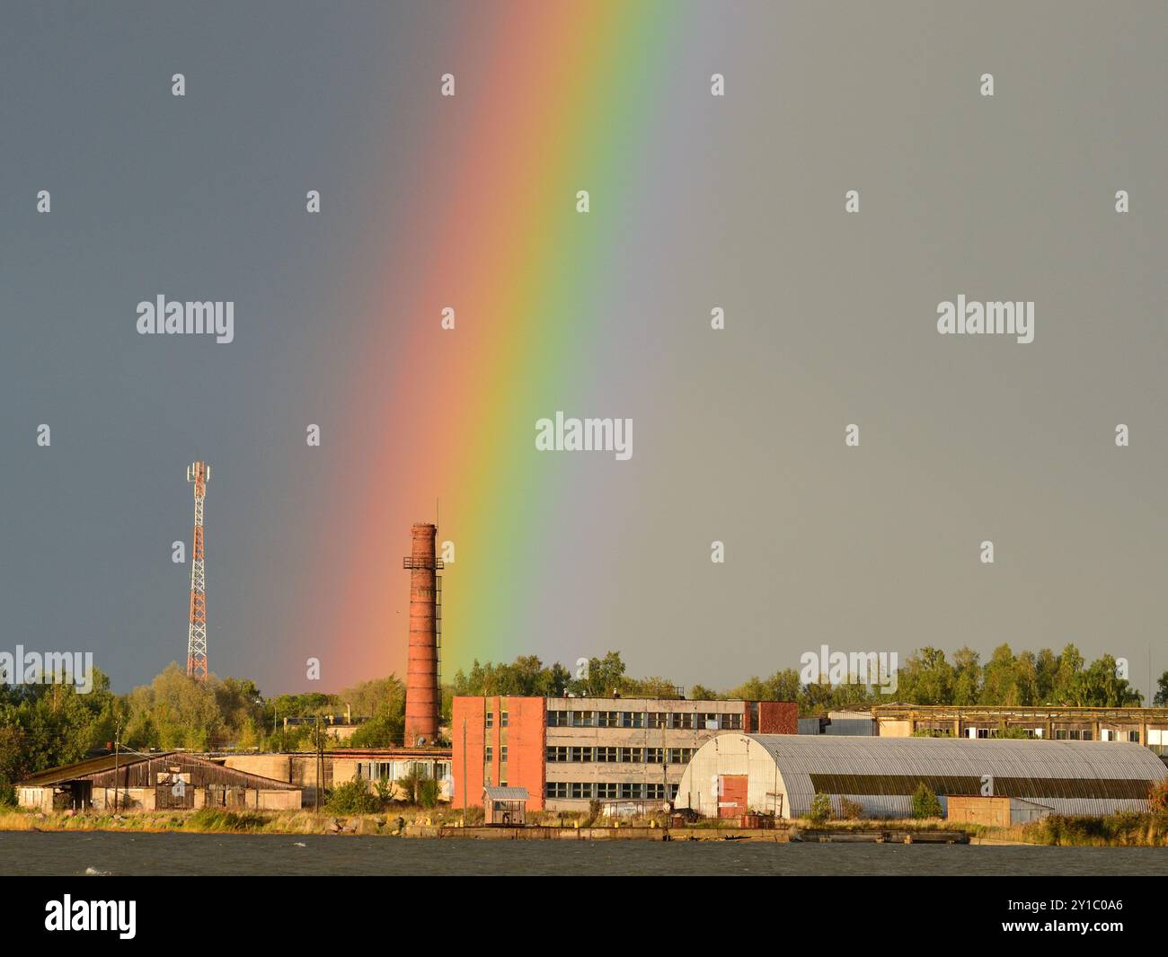 Rainbow hinter dem Schornstein Stockfoto