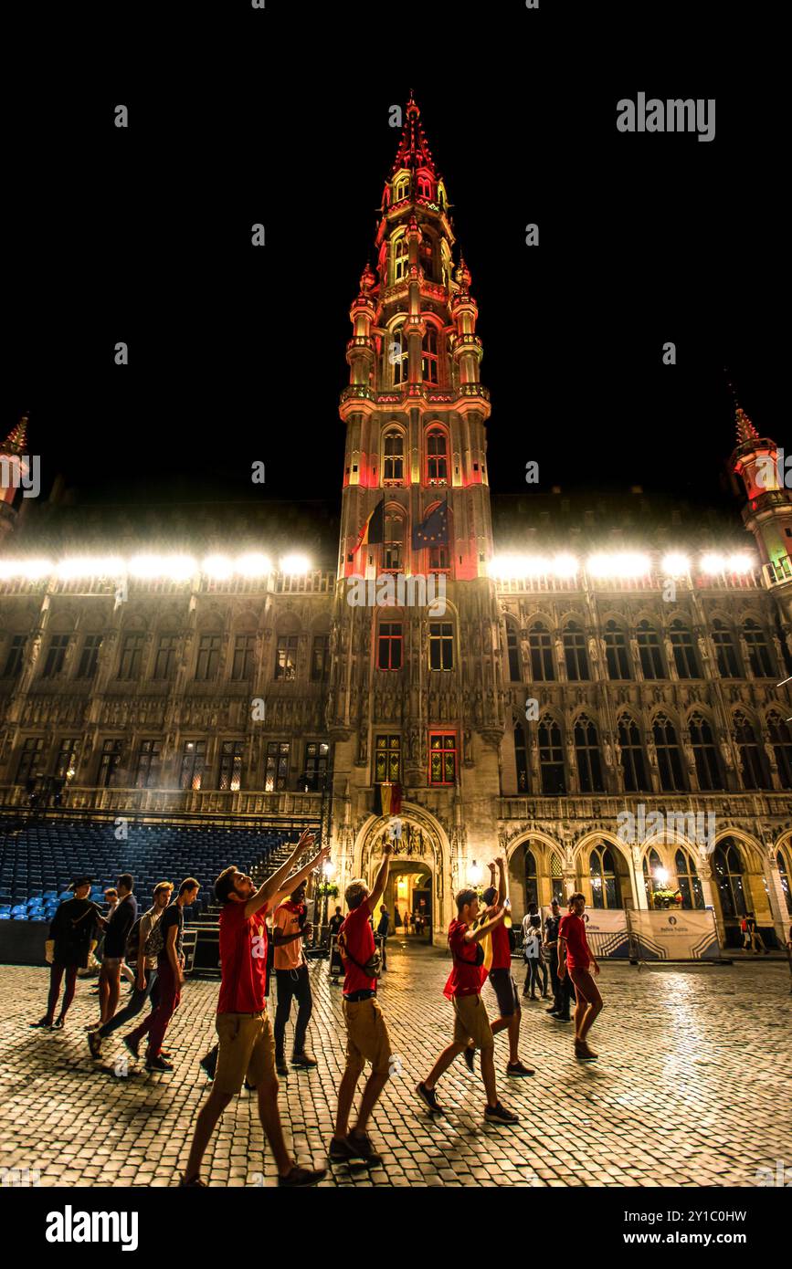 Fans jubeln vor dem beleuchteten Rathaus in Brüssel - Belgien Stockfoto