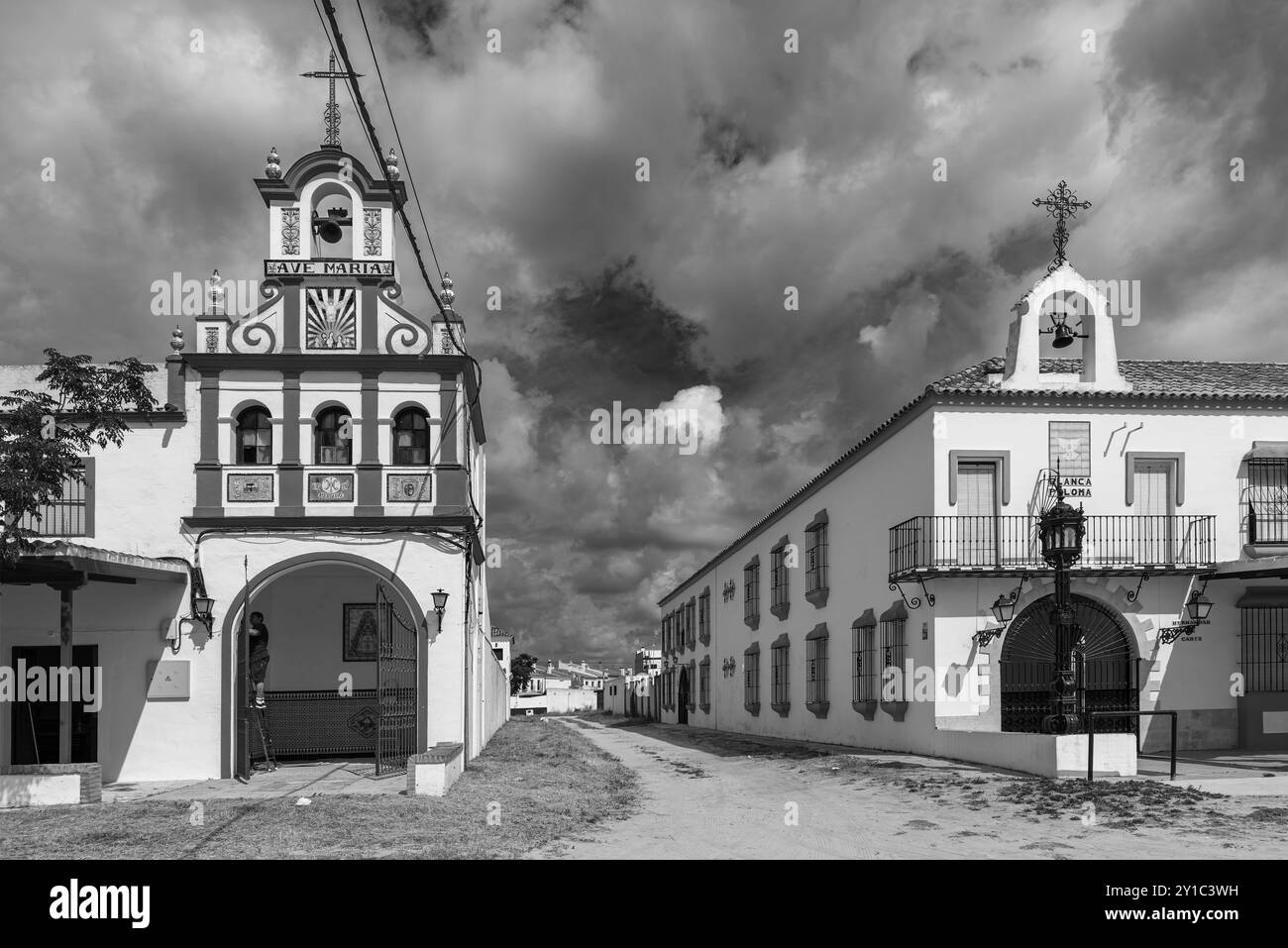 Sandstraße und Bruderschaftsgebäude in El Rocio, Andalusien, Spanien Stockfoto