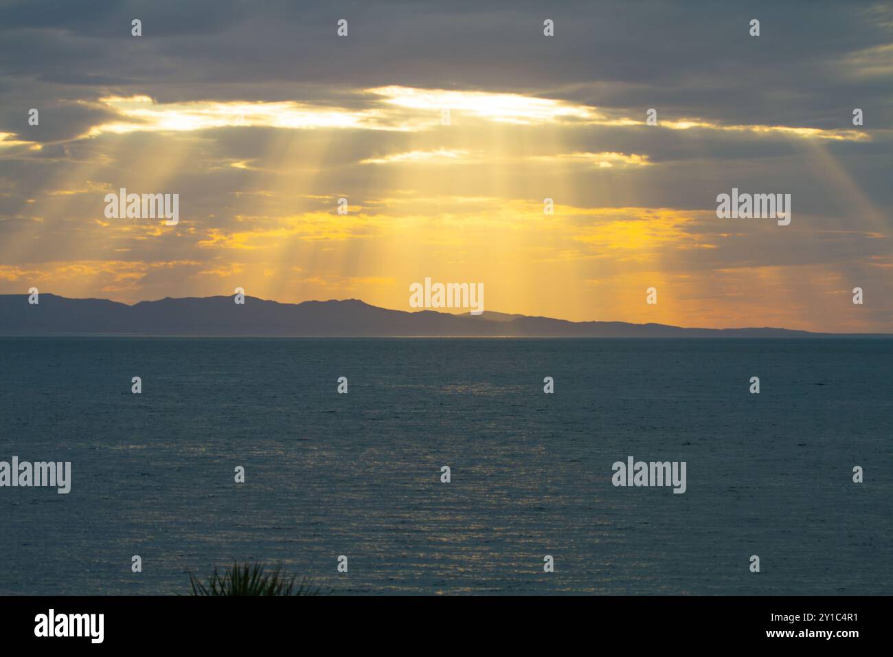 Der Turkana-See ist ein Salzsee im Kenia Rift Valley im Norden Kenias, mit seinem äußersten nördlichen Ende, das in Äthiopien mündet Stockfoto