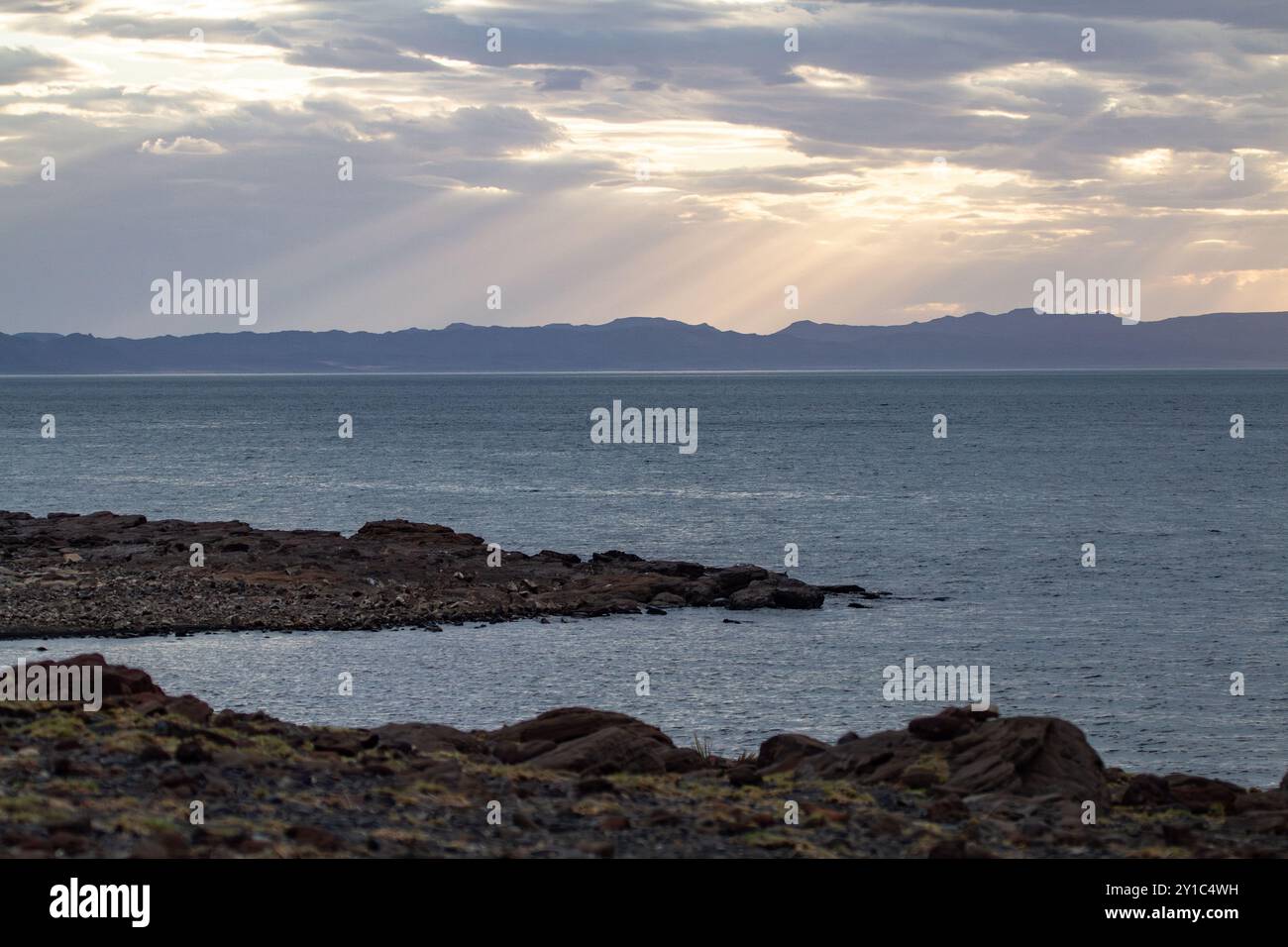 Der Turkana-See ist ein Salzsee im Kenia Rift Valley im Norden Kenias, mit seinem äußersten nördlichen Ende, das in Äthiopien mündet Stockfoto