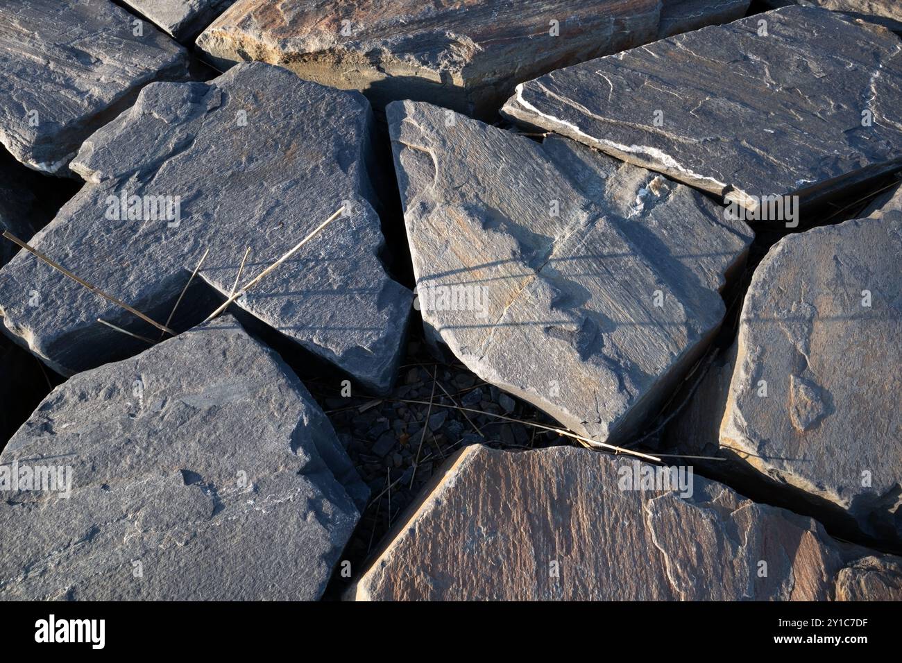 Große, flache Steine auf dem Boden, Hintergrundstruktur Stockfoto