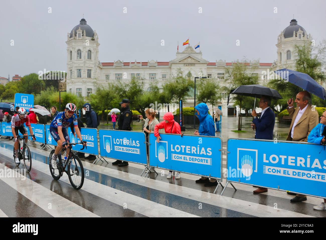 Radfahrer, die in der 17. Etappe der Vuelta de Espana im Regen in der Plaza de Italia Santander Spain Europe am 4. September 2024 antreten Stockfoto