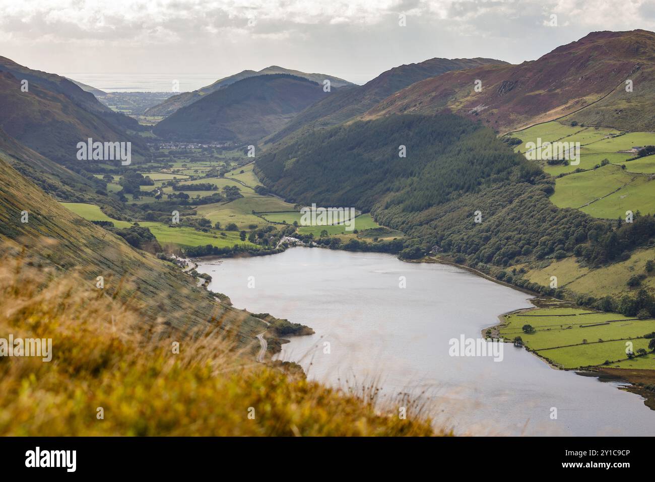 Blick auf den Tal-y-llyn See von der Corris Ecke in Nordwales. Der Fluss Dysynni fließt von ihm in die irische See, die in der Ferne zu sehen ist. Stockfoto