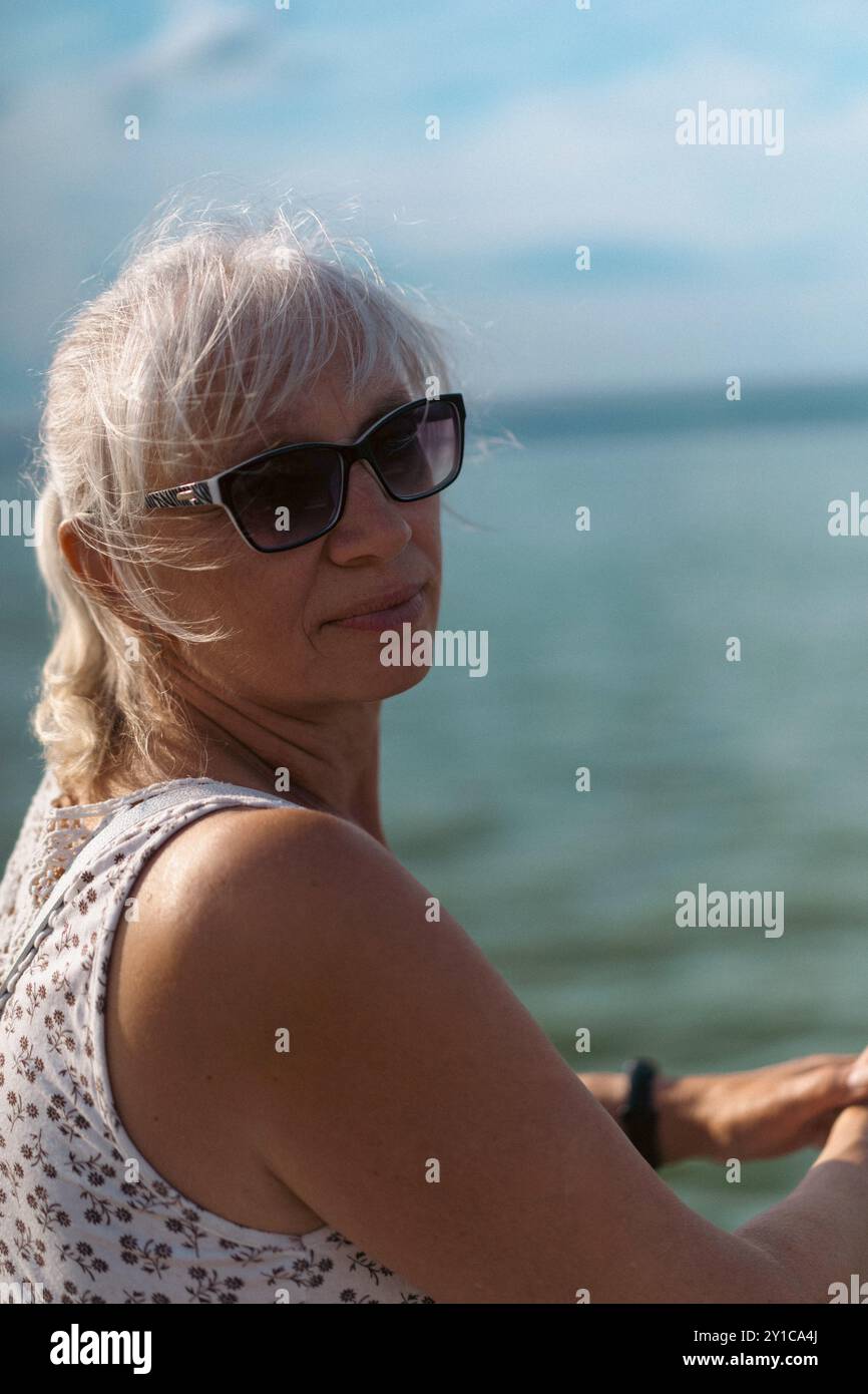 Porträt einer lächelnden Seniorin draußen. Stockfoto