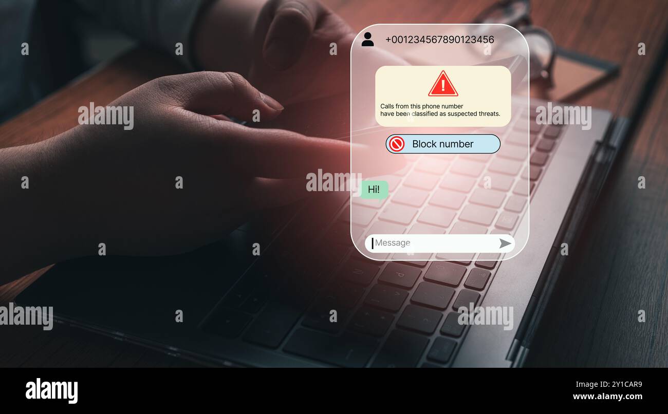 Frau erhält Nachricht von mutmaßlichem Zahlenbetrug. Unerwünschter anonymer Anruf. Betrugs- und Phishing-Telefonkonzept. Nachricht von Fremdem. Stockfoto