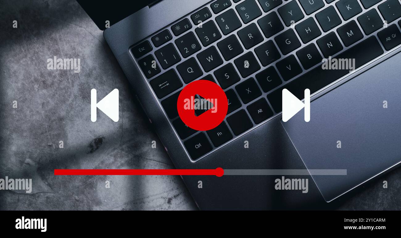 Virtuelles Video-Streaming im Internet. Online-Filme, Fernsehserien, Sendungen oder Tutorial auf einem Laptop ansehen. Multimedia-Player. Abonnementstream oder -Kanäle. Stockfoto