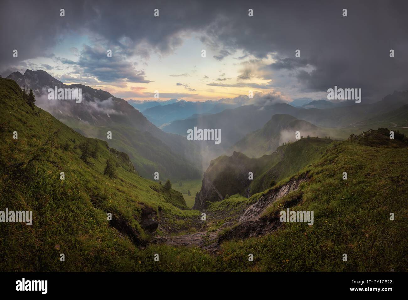 Misty mountain landscape at Passo di Giau Stockfoto