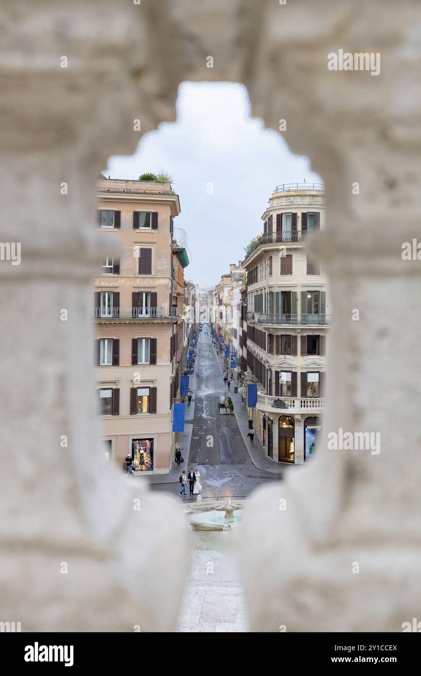 Blick auf die Straße, eingerahmt von der Spanischen Treppe in Rom Italien Stockfoto