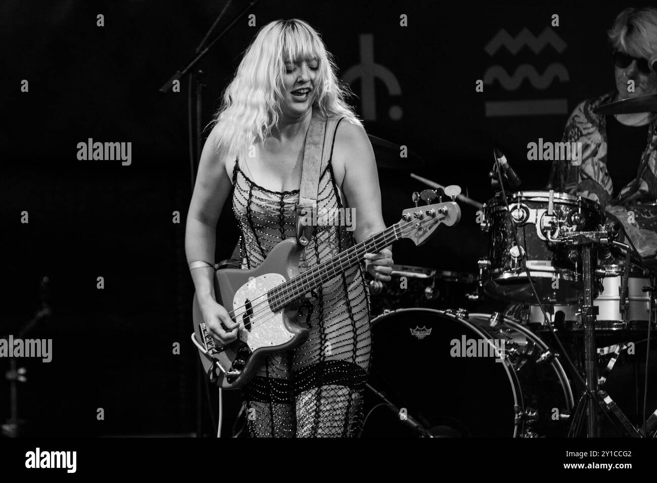 LOSE ARTICLE, KONZERT, 2024: Natalie Wardle von der All-Girl-Punkband Loose Article Play the Rising Stage. Tag des Green man Festivals 2024 im Glanusk Park, Brecon, Wales am 18. August 2024. Foto: Rob Watkins. INFO: Loose Article ist eine britische Punkband, die für ihre scharfen, witzigen Texte und ihren energiegeladenen Sound bekannt ist. Sie verbinden rohe Gitarrenriffs mit rebellischer Haltung und setzen sich mit Humor und Trotz mit sozialen und politischen Themen auseinander. Sie liefern wilde, unentschuldigte Musik mit feministischem Touch. Stockfoto