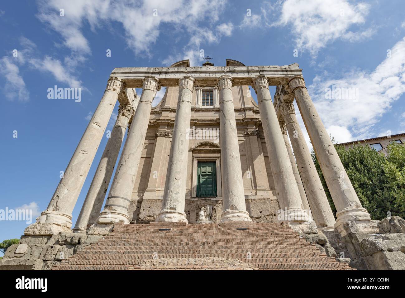 Tempel von Antoninus und Faustina mit hohen Säulen und blauem Himmel. Stockfoto