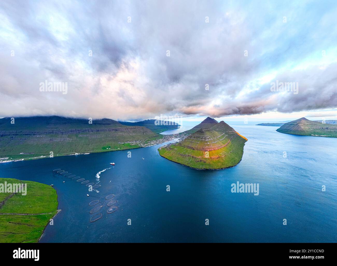 Wolken bei Sonnenuntergang über Bordoy, Färöer Inseln Stockfoto