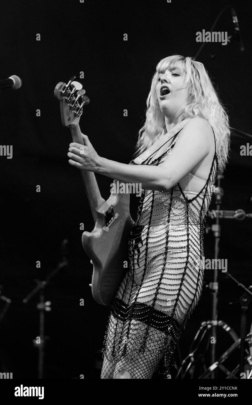 LOSE ARTICLE, KONZERT, 2024: Natalie Wardle von der All-Girl-Punkband Loose Article Play the Rising Stage. Tag des Green man Festivals 2024 im Glanusk Park, Brecon, Wales am 18. August 2024. Foto: Rob Watkins. INFO: Loose Article ist eine britische Punkband, die für ihre scharfen, witzigen Texte und ihren energiegeladenen Sound bekannt ist. Sie verbinden rohe Gitarrenriffs mit rebellischer Haltung und setzen sich mit Humor und Trotz mit sozialen und politischen Themen auseinander. Sie liefern wilde, unentschuldigte Musik mit feministischem Touch. Stockfoto