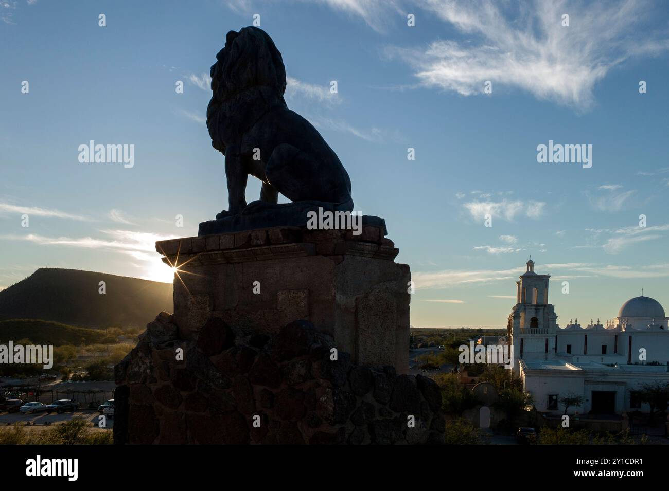 Statue eines Löwen mit Silhouette, Hintergrund der Kirche Stockfoto