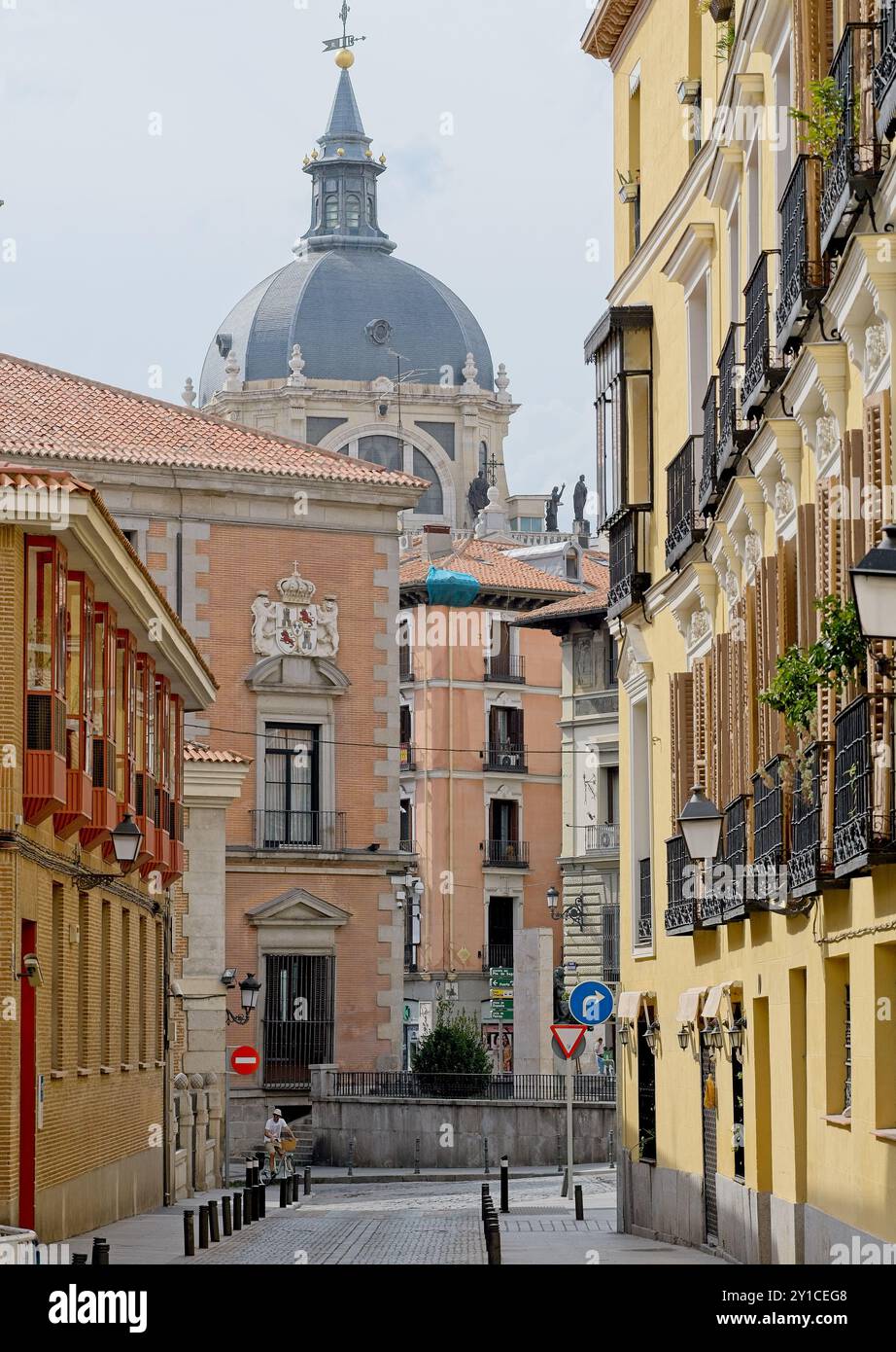 Turm der Almudena Kathedrale im Sommer Madrid Stockfoto