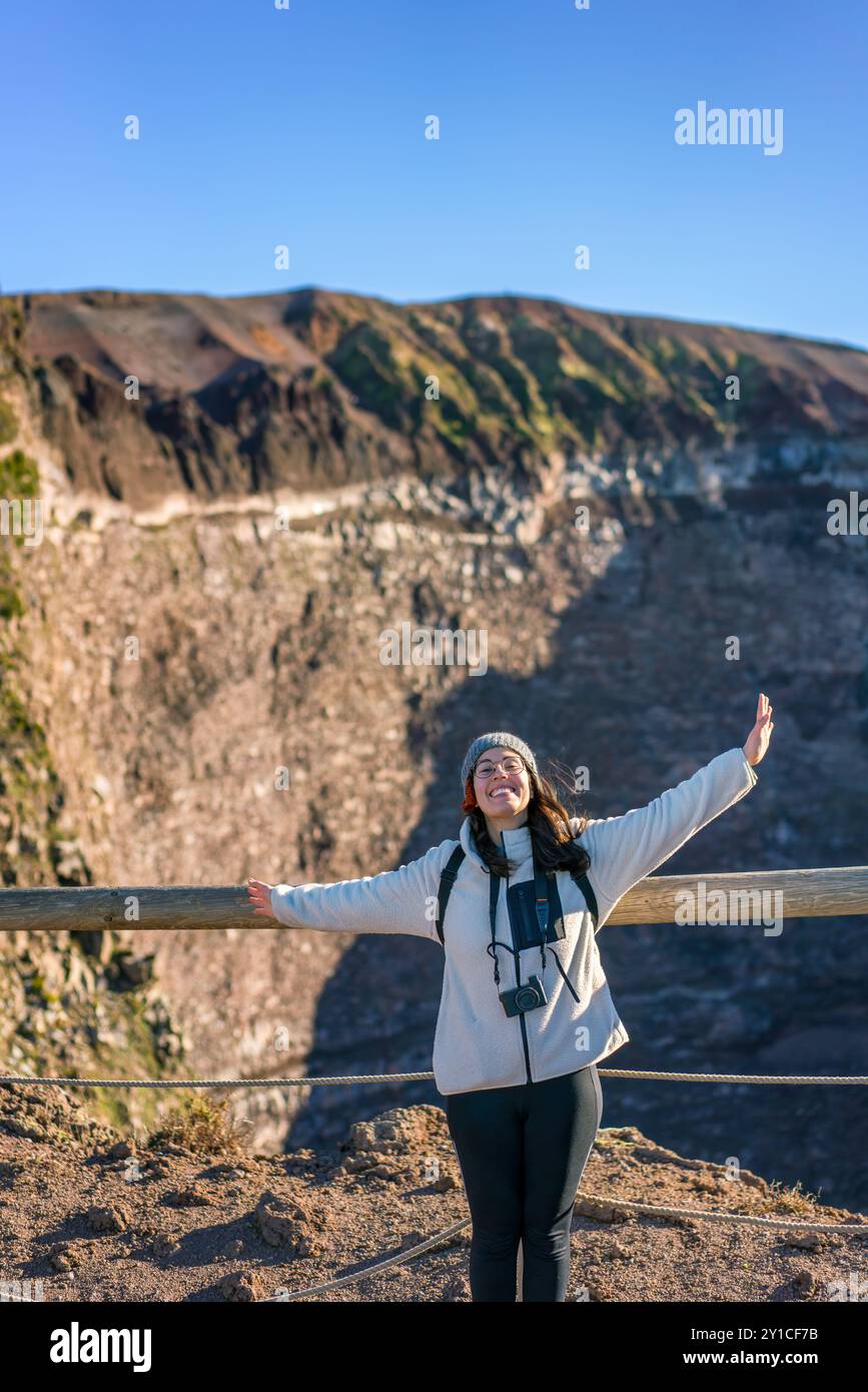 Frau mit Kamera, die in die Kamera lächelt Stockfoto