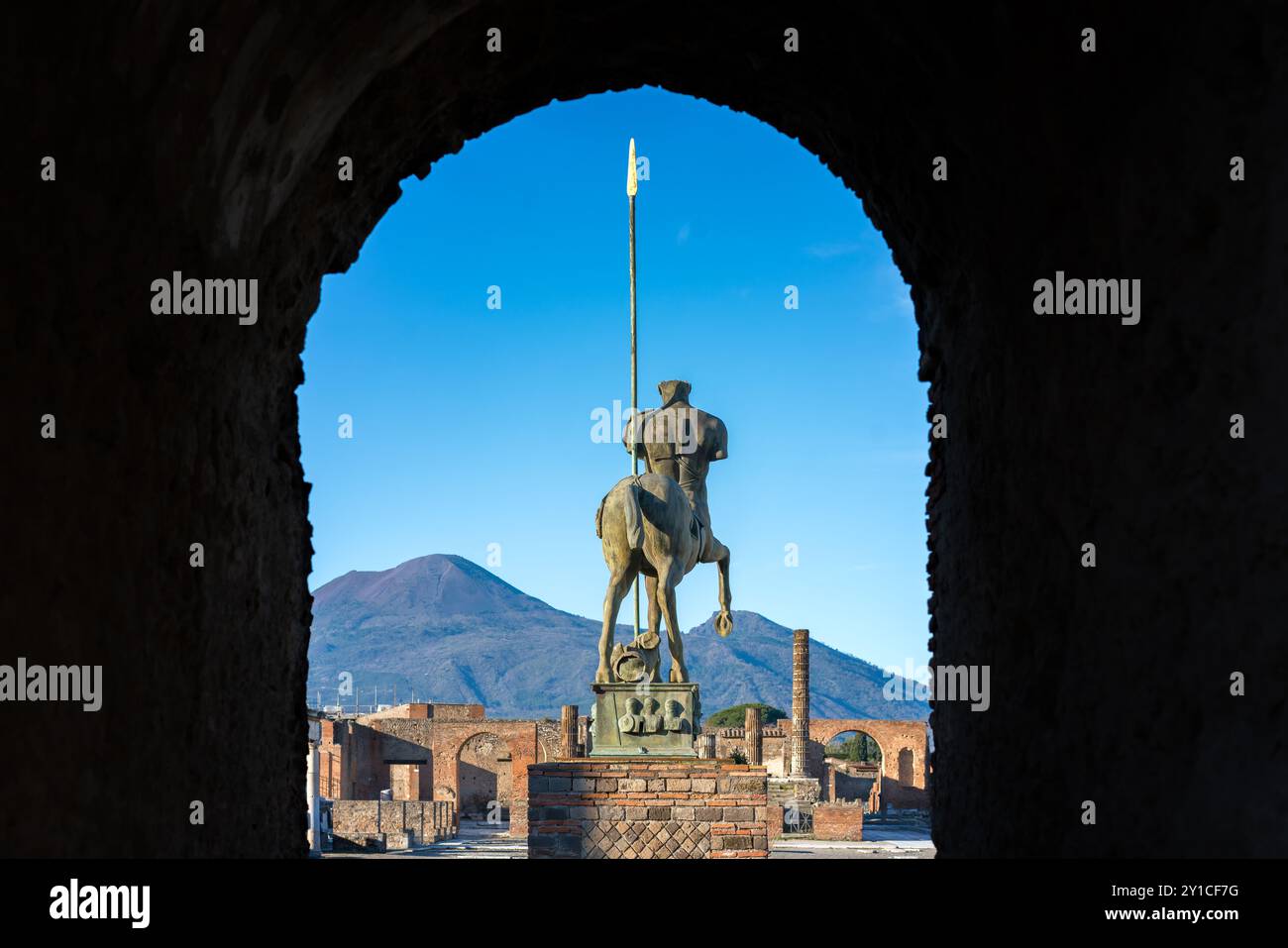 Centaur-Statue in Pompeji, historische Altstadt mit dem Vesuv Stockfoto