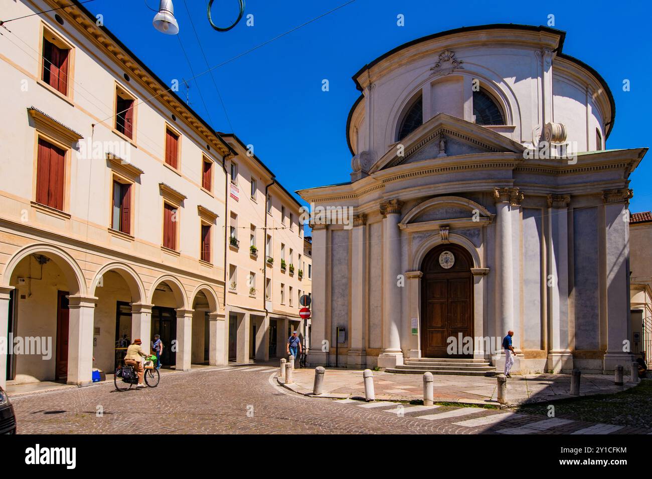 TREVISO, ITALIEN – 13. JUNI 2024: Chiesa di Sant'Agostino in Treviso. Diese historische Kirche mit gotischer Architektur ist bekannt für ihre ruhige Atmosphäre Stockfoto