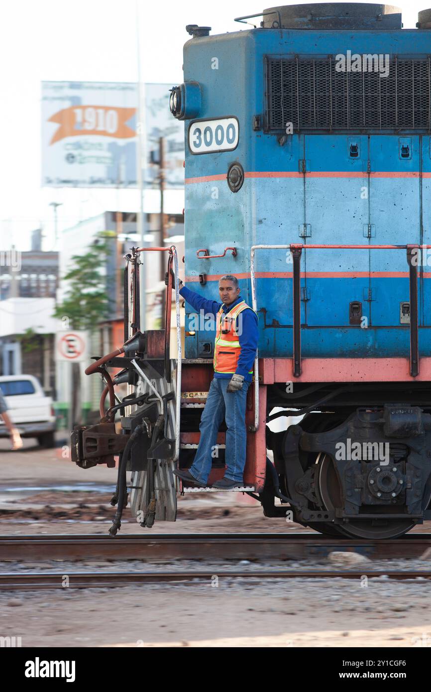 Ein Eisenbahnarbeiter fährt in Mexiko senkrecht Lokomotive Stockfoto
