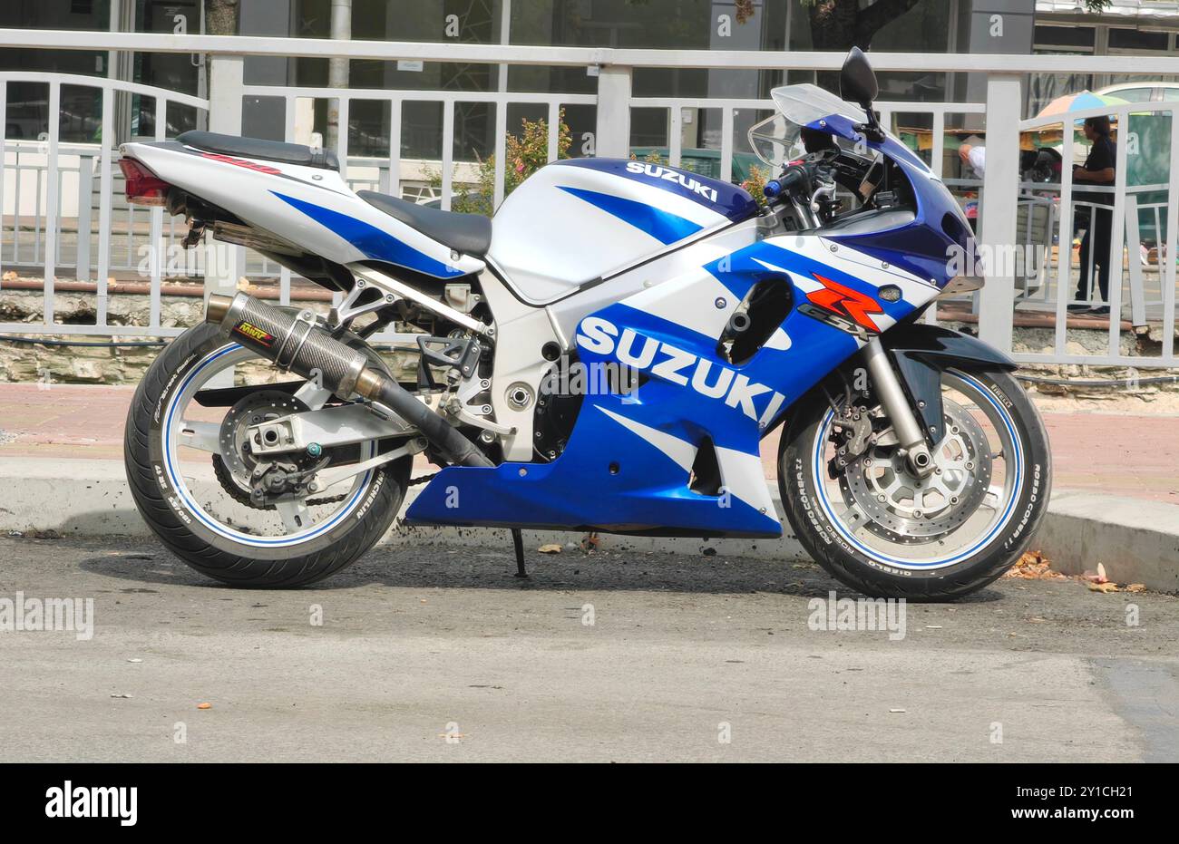 Geparkte Suzuki gsx Motorrad r600 auf Asphalt Road: Blau und weiß mit Metallzaun Hintergrund 9. 6. 2024 Shtip Mazedonien. Stockfoto