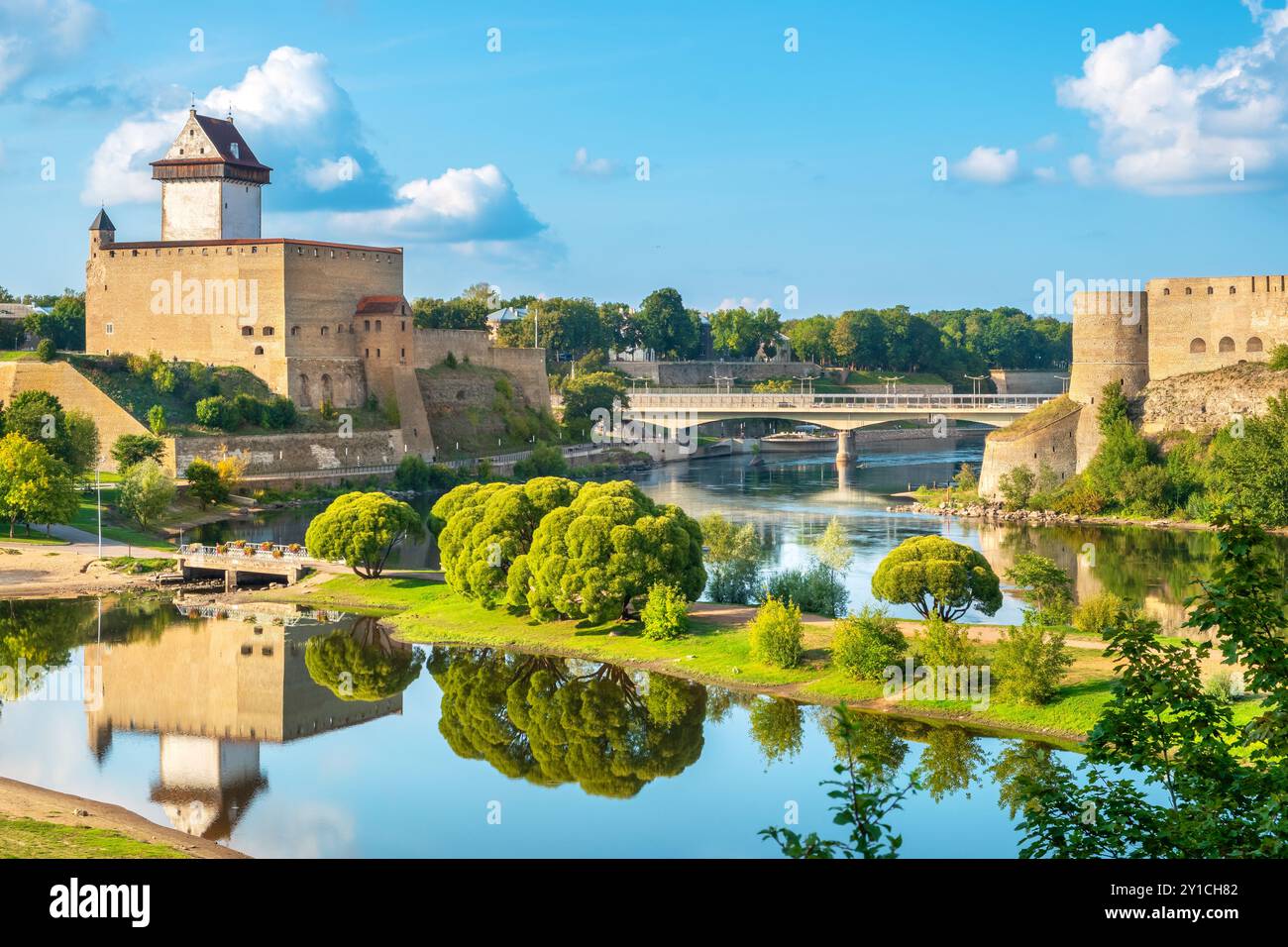 Blick auf die Festungen Narva und Ivangorod an der Grenze zu Estland und Russland. Narva, Estland Stockfoto