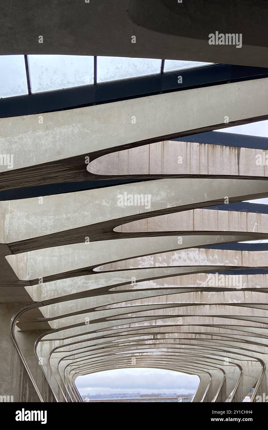 Blick auf das Dach eines großen modernen Gebäudes an einem bewölkten Tag, Stahl, Beton und Glas brutale architektonische Details Stockfoto