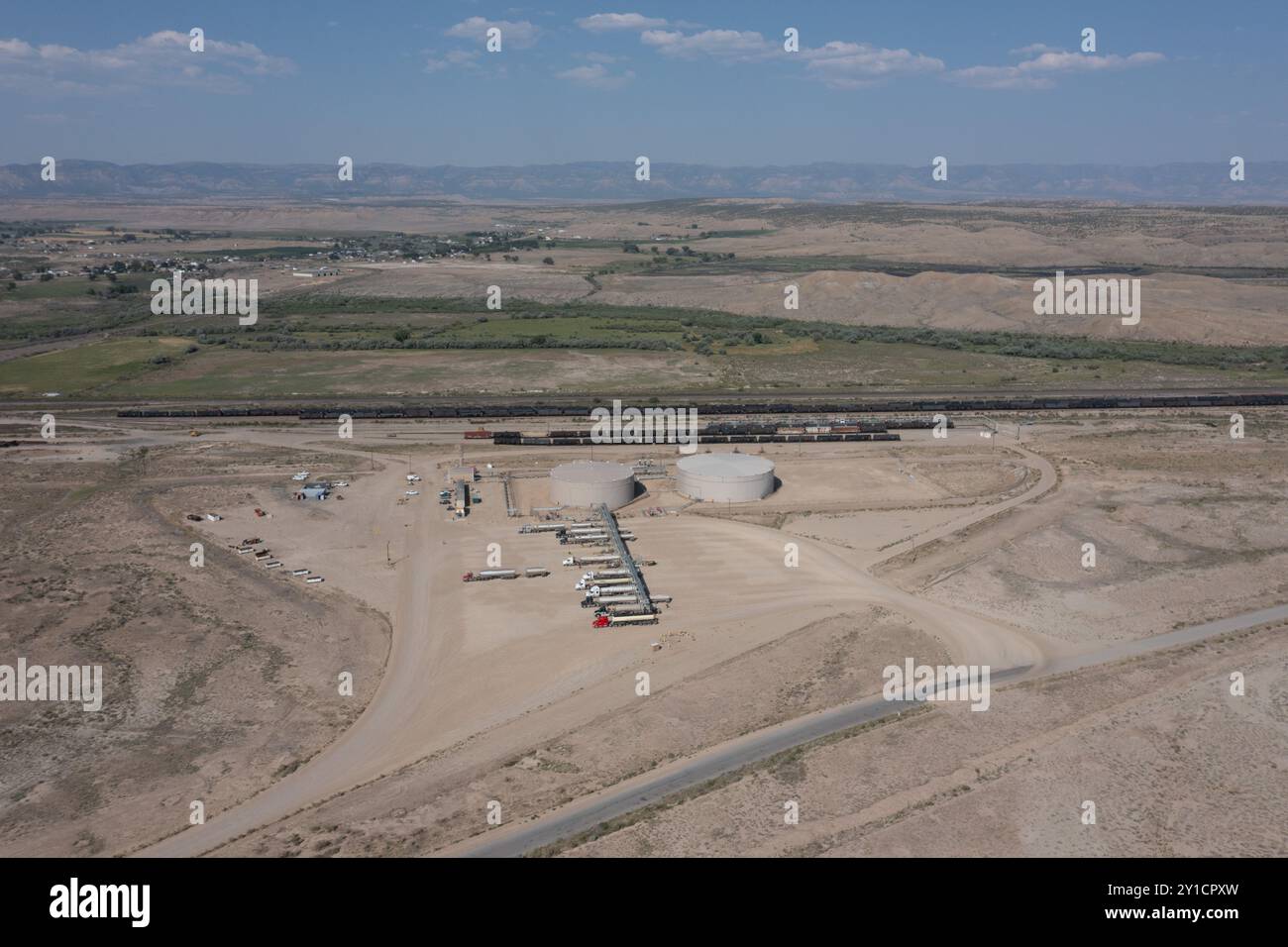 Aus der Vogelperspektive auf das Price River Terminal, ein Erdöl-Umschlagterminal in der Nähe von Wellington, Utah. Rohöl wird von Tankwagen und Transf Stockfoto