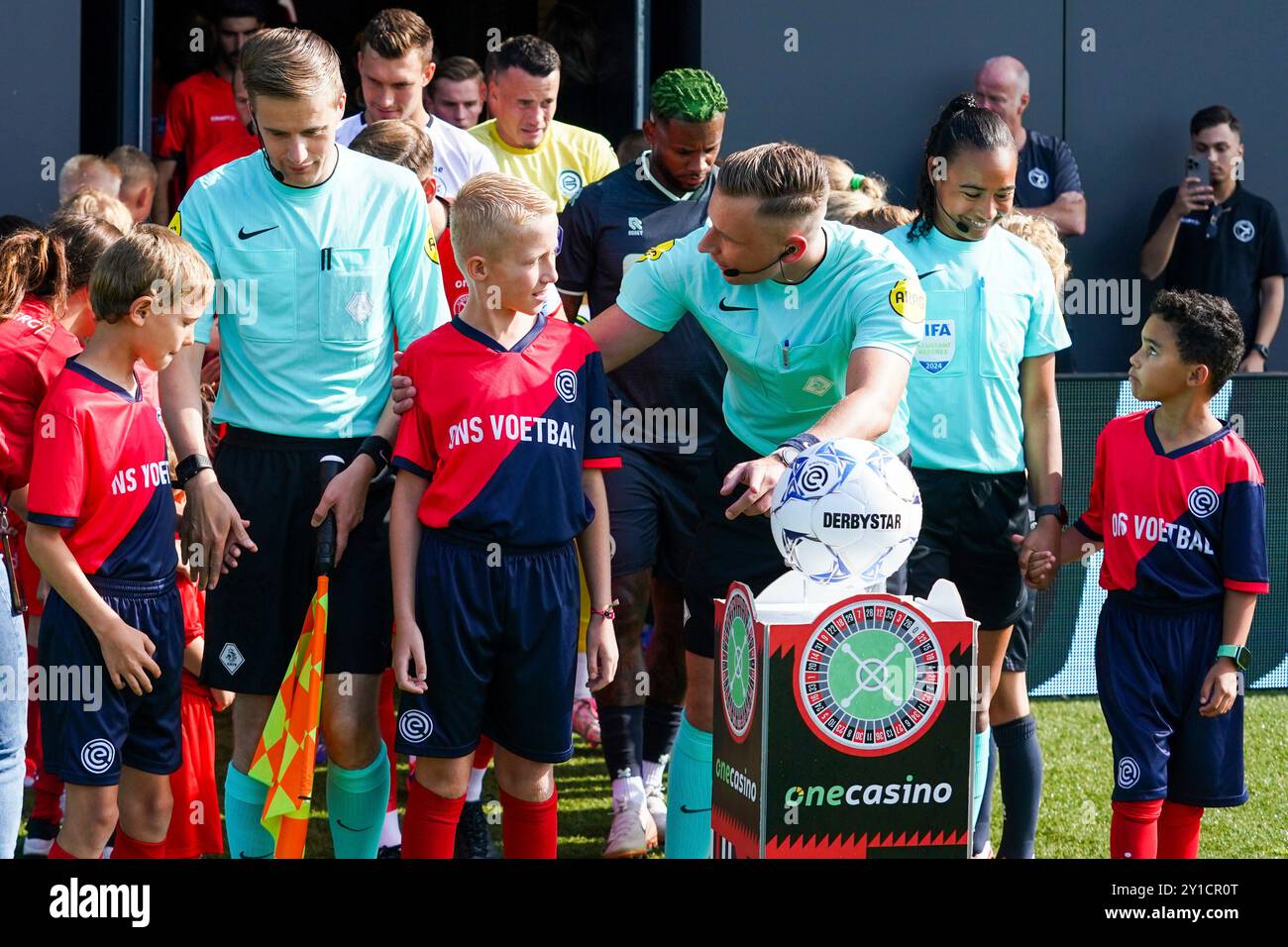 Zeist, Niederlande. 31. August 2024. ZEIST, NIEDERLANDE - AUGUST 31: assistenzschiedsrichter Joris Westhof, Schiedsrichter Mark Vos und Assistenzschiedsrichterin Franca Overtoom treten am 31. August 2024 im KNVB Sportcentrum in Zeist, Niederlande ein. (Foto: Broer van den Boom/Orange Pictures) Credit: dpa/Alamy Live News Stockfoto