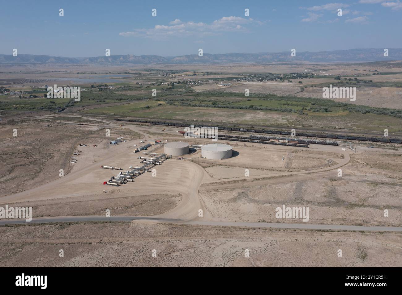 Aus der Vogelperspektive auf das Price River Terminal, ein Erdöl-Umschlagterminal in der Nähe von Wellington, Utah. Rohöl wird von Tankwagen und Transf Stockfoto