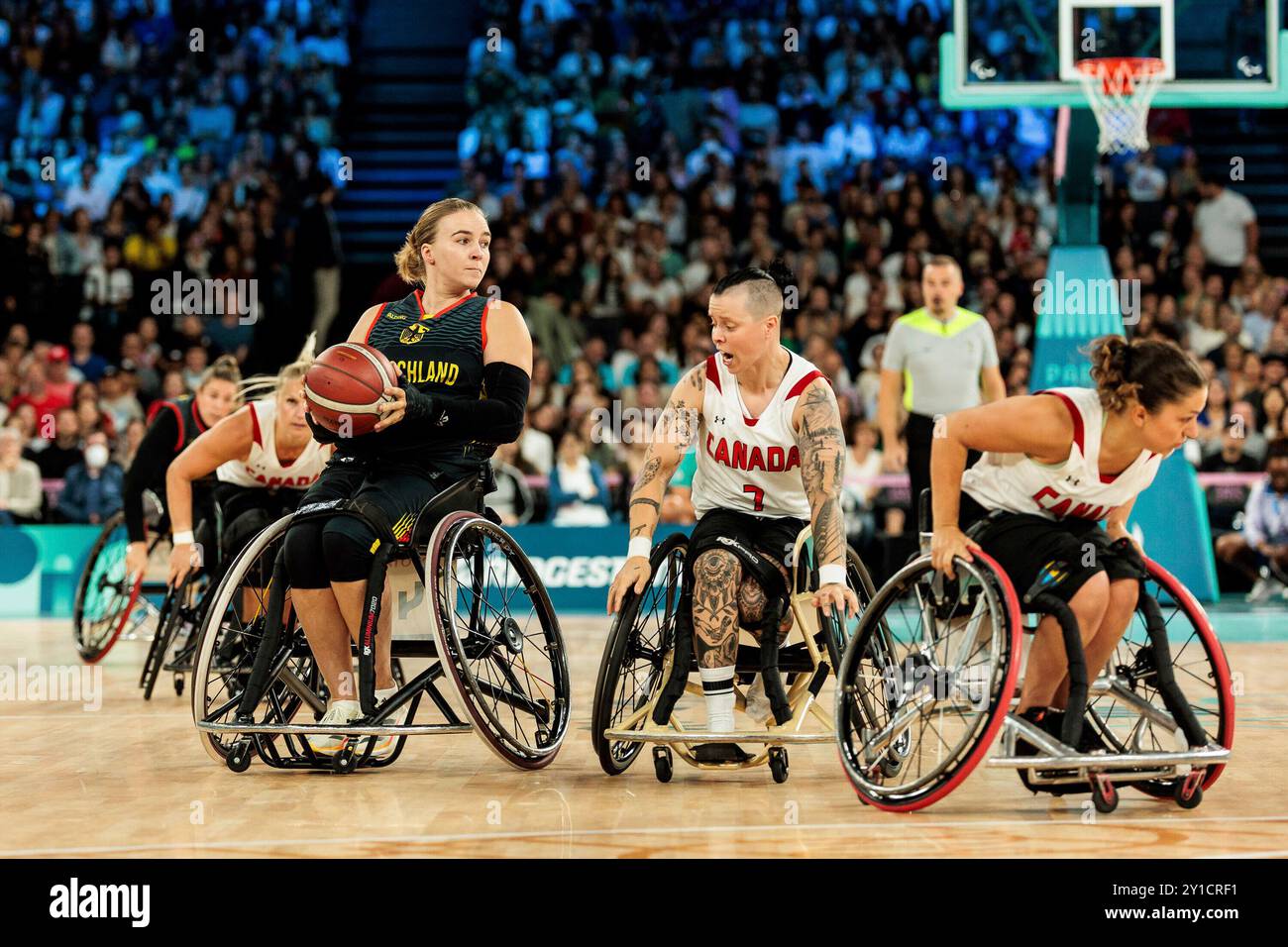 PARIS, FRANKREICH 04. September - Rollstuhlbasketball Viertelfinale Kanada - Deutschland Damen, Paris 2024 Paralympics am 04.09.2024 in der Bercy Arena in Paris Frankreich. Mareike Miller (Deutschland, 4) am Ball, Cindy Ouelett (Kanada, 7) Stockfoto