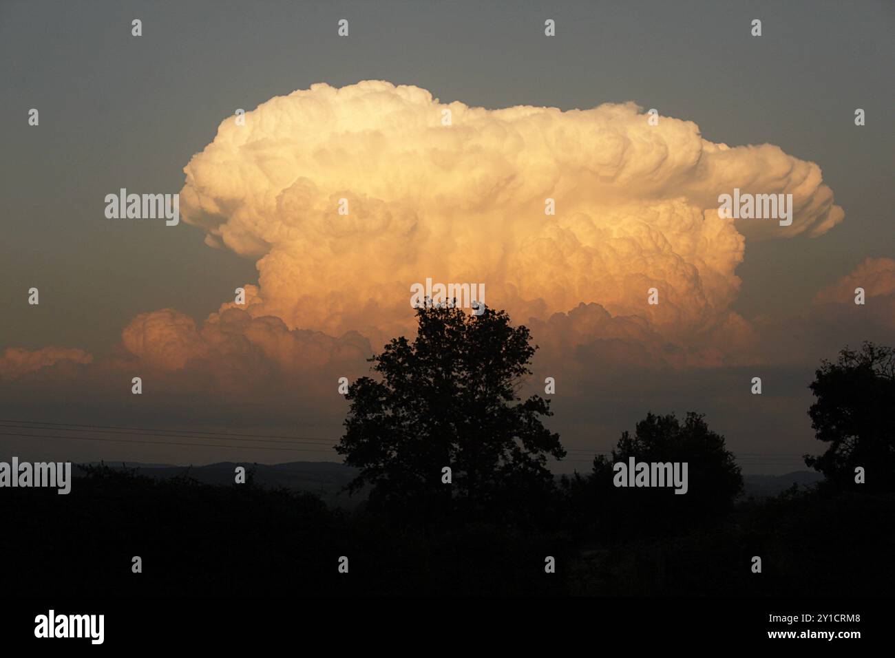 Dramatische Wolkenbildung in Zentralfrankreich Stockfoto