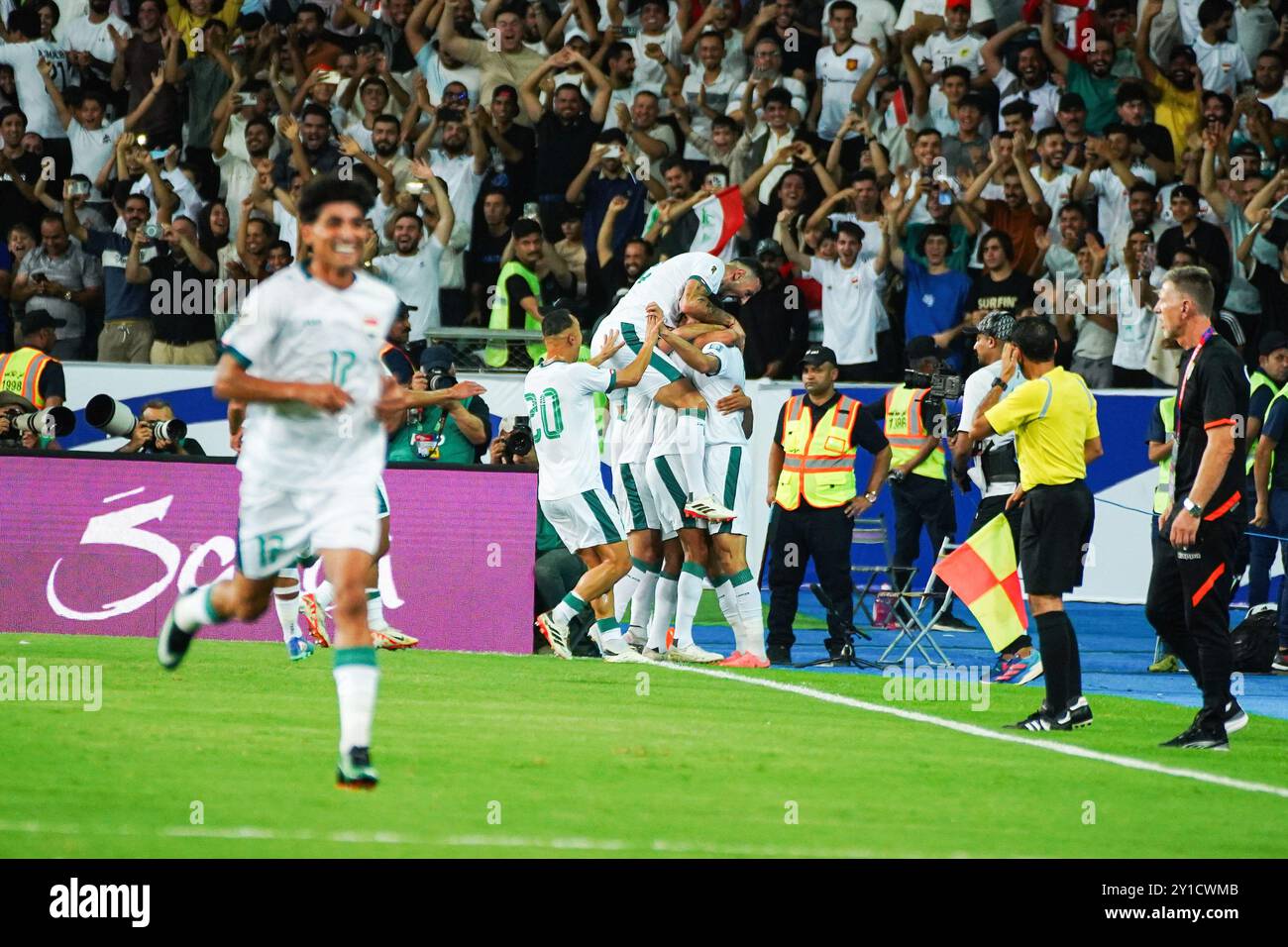 Basra, Irak. September 2024. Die irakischen Spieler feiern ihr erstes Tor beim Fußball-Qualifikationsspiel der FIFA Fussball-Weltmeisterschaft 2026 zwischen Irak und Oman im Basra International Stadium. Irak gewann 1-0 Oman Credit: SOPA Images Limited/Alamy Live News Stockfoto