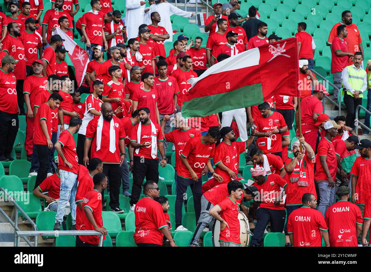 Basra, Irak. September 2024. Die Fans aus dem Oman halten beim Fußball-Qualifikationsspiel der FIFA Fussball-Weltmeisterschaft 2026 im Basra International Stadium Fahnen. Irak gewann 1-0 Oman Credit: SOPA Images Limited/Alamy Live News Stockfoto