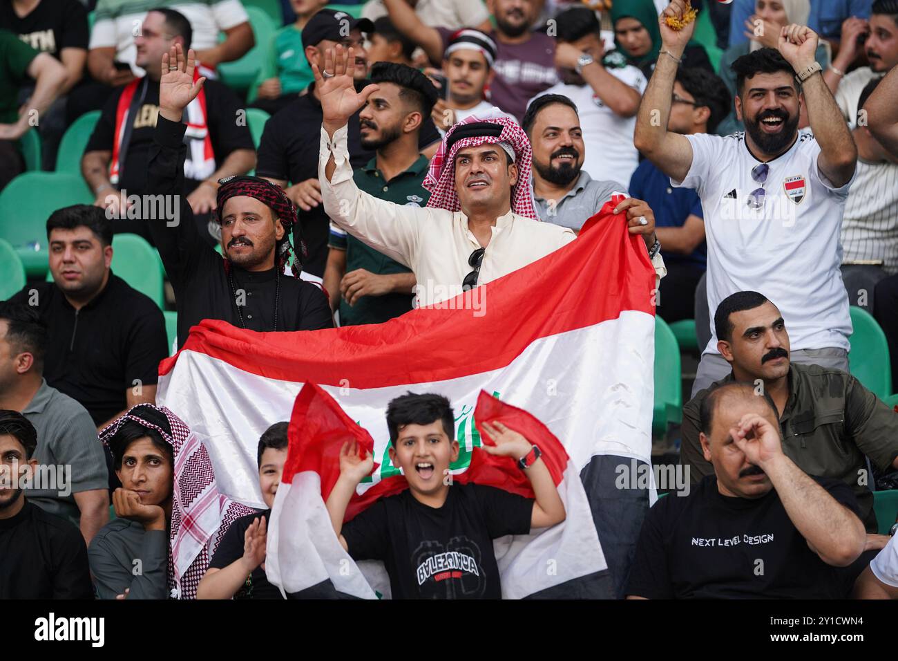 Basra, Irak. September 2024. Irakische Fans halten beim Fußball-Qualifikationsspiel der FIFA Fussball-Weltmeisterschaft 2026 im Basra International Stadium Fahnen. Irak gewann 1-0 Oman Credit: SOPA Images Limited/Alamy Live News Stockfoto