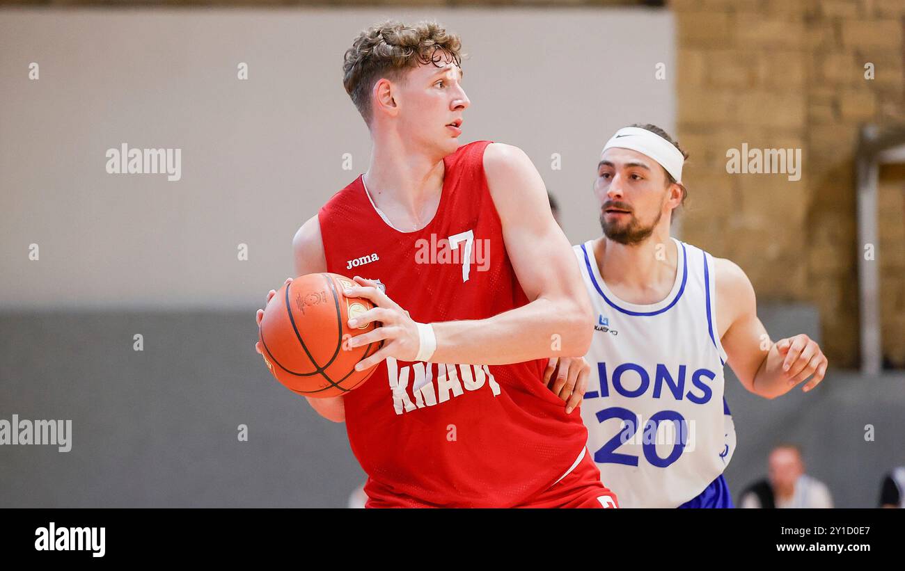 Würzburg, Deutschland. September 2024. Im Bild: v.li. Hannes Steinbach (Würzburg Baskets, 7) gegen Julian Albus(PS Karlsruhe LIONS, 20) 05.09.2024, FIT/One Würzburg Baskets vs. PS Karlsruhe LIONS, Vorbereitungsspiel, Deutschland, Würzburg, Trainingszentrum, Quelle: dpa/Alamy Live News Stockfoto