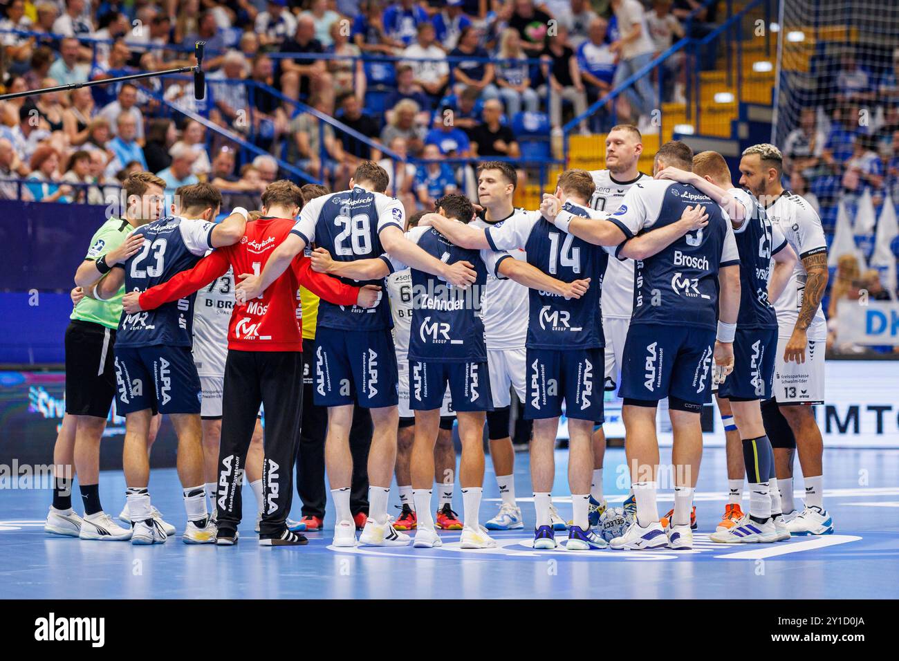 Lemgo, Deutschland. September 2024. Begruessung der Mannschaften vor Anpfiff GER, TBV Lemgo Lippe vs. MT Melsungen, Handball, 1. Bundesliga, 1. Spieltag, Spielzeit 2024/2025, 05.09.2024 Foto: Eibner-Pressefoto/Jan Rollinger Credit: dpa/Alamy Live News Stockfoto