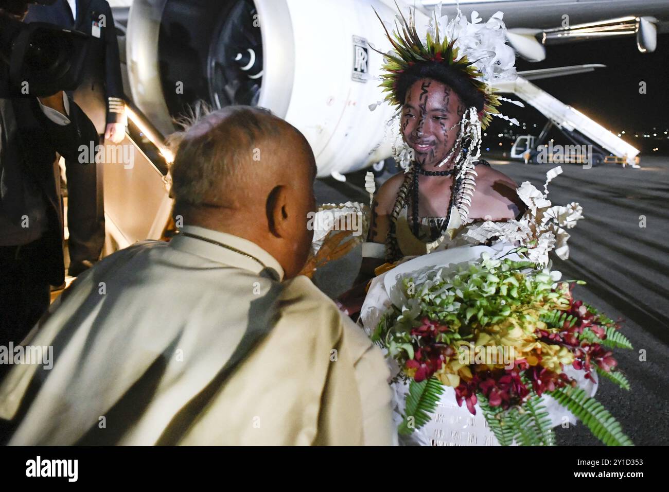 Port Moresby, Papua-Neuguinea. September 2024. Papst Franziskus nimmt am 6. September 2024 an einer Begrüßungszeremonie bei der Ankunft am internationalen Flughafen Port Moresby Jacksons in Papua-Neuguinea Teil. Papua-Neuguinea ist der zweite Halt einer 12-tägigen Marathon-Tour in die Region Asien-Pazifik. Foto von (EV) Vatican Media/ABACAPRESS. COM Credit: Abaca Press/Alamy Live News Stockfoto